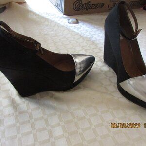 NWOT: 2 toned: Silver & Black wedge high heel shoes